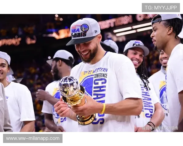 勇士队全力拼搏，追逐历史三连冠，勇士4年夺三冠对手