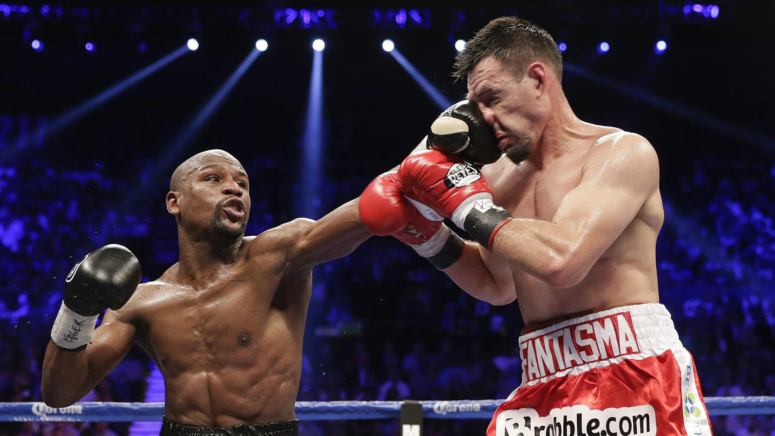 室外遥控飞机特技赛 高难度筋斗与螺旋博满堂喝彩